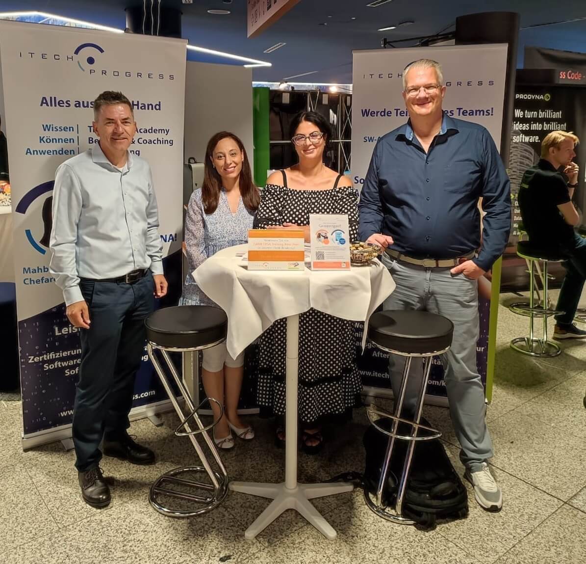 Messe-Team Das Messeteam der ITech Progress GmbH steht am Messestand.